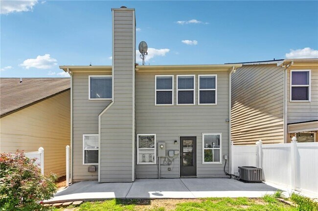 Building Photo - 15 Greenfield Dr