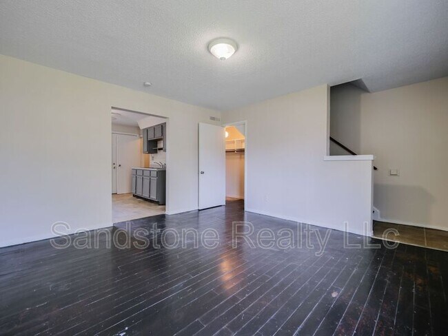 Building Photo - 956 N Central Dr