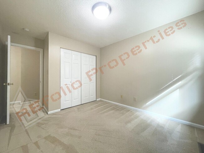 Building Photo - Cozy 3 Bedroom 2.5 Bath End unit Townhome ...