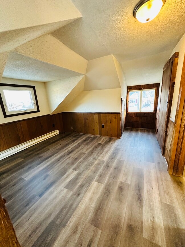 Building Photo - 1995 Cottage Ave E