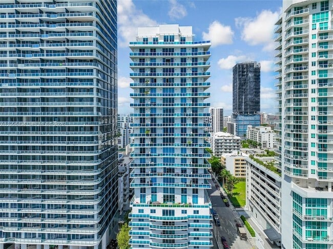 Building Photo - 700 NE 25th St