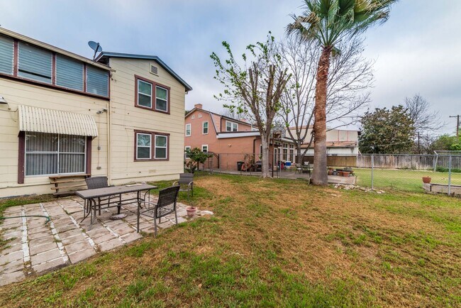 Building Photo - 2218 W Mistletoe Ave