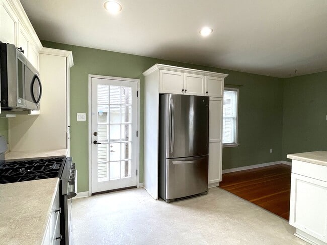 Building Photo - Upgraded Contemporary Craftsman