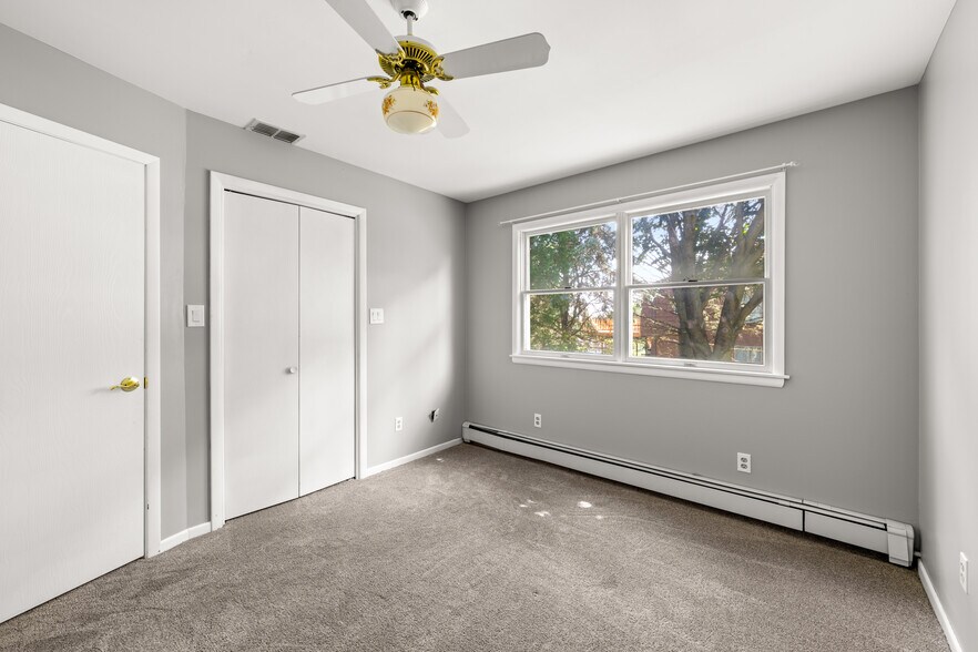 Building Photo - 3250 Vista Dr