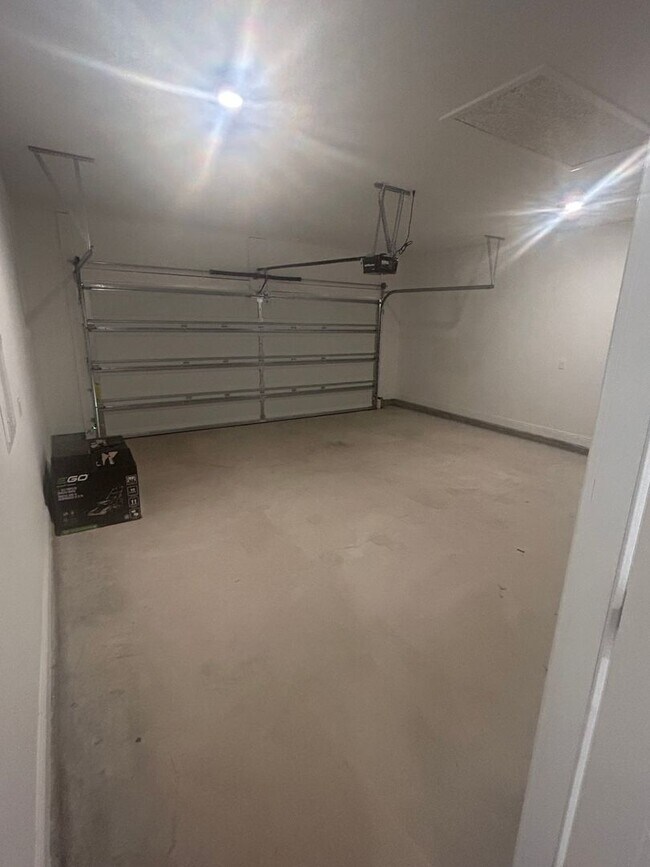 Building Photo - Beautiful 4 Bedroom Home in Point Washington!