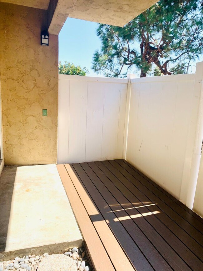 Building Photo - PERFECTLY LOCATED POINT LOMA 2BD/1.5BA TOW...