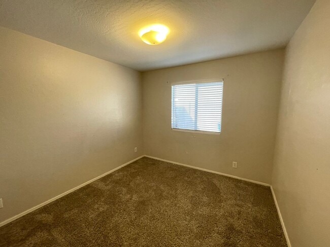 Building Photo - Location, Location, Location Gilbert 3+Den, 2 Bath, 2CG.