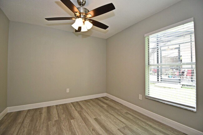 Building Photo - Beautiful Home in Alafaya Woods Totally Re...