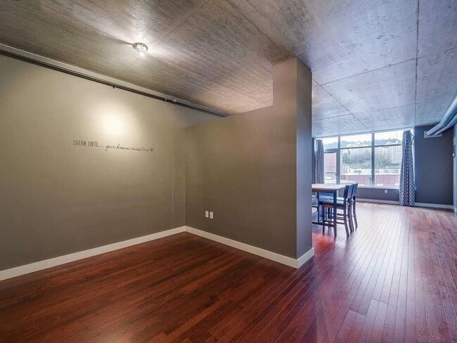 Building Photo - Charming 1 bedroom  1 bath Condo in Portland's Downtown Goose Hollow Neighborhood, with Utilities...