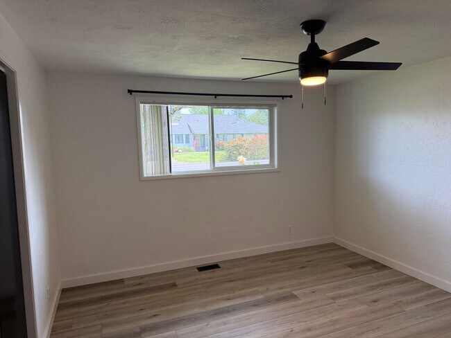 Building Photo - Updated 2 bedroom 1 bath duplex!