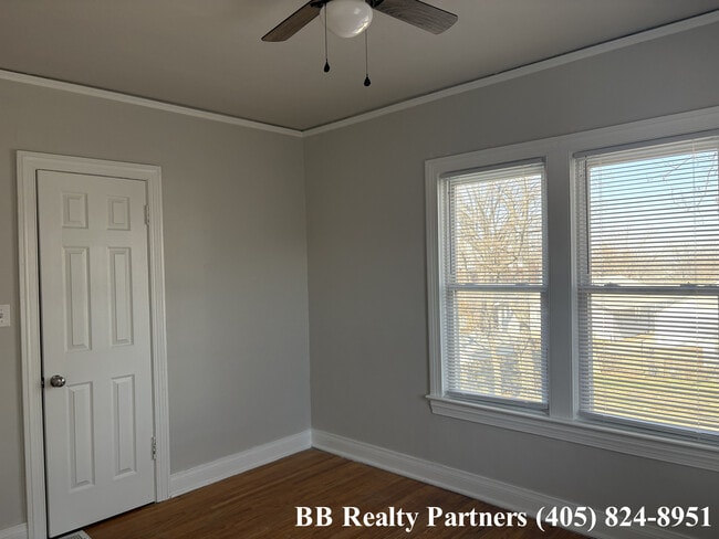 Building Photo - 2011 E 12th Pl