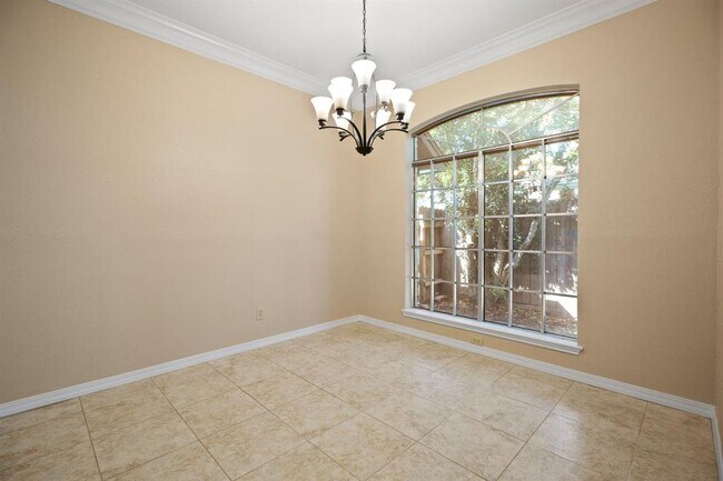 Building Photo - 710 Lochnell Dr