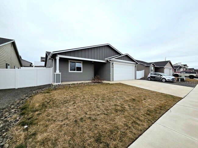 Building Photo - Single Family Home w/ Private Yard + Garage – Available Now!