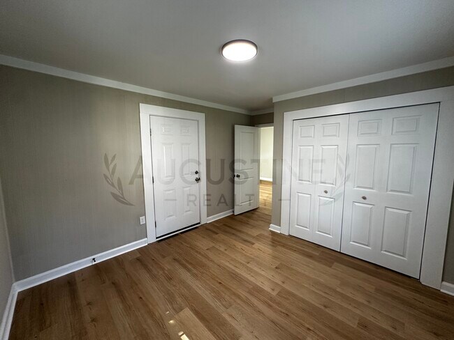 Building Photo - 2723 Robin Hood Dr