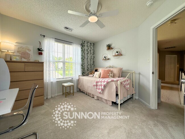 Building Photo - Spacious 3 bed, 2.5 bath with large bonus