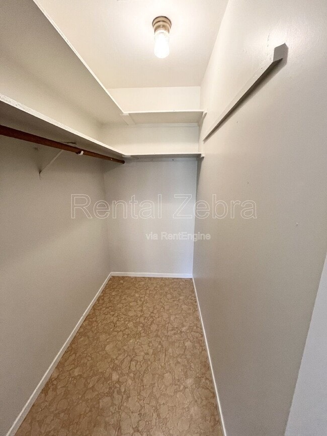 Building Photo - 687 Vallie Ct