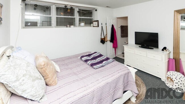 Building Photo - 2543 N Southport Ave