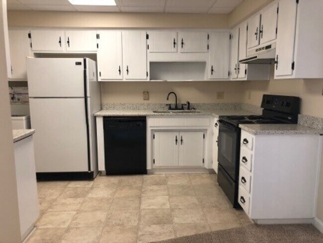 Building Photo - B-1 Kingswood Villas - Gorgeous townhome a...