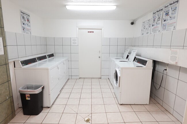 Building Photo - 870 E Old Willow Rd