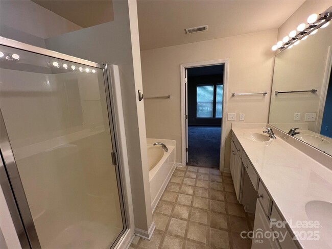 Building Photo - 10010 Blakeney Preserve Dr