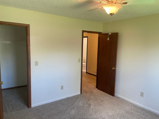 Building Photo - Spacious 4 bed 1.5 Bath Ranch-Style Home i...