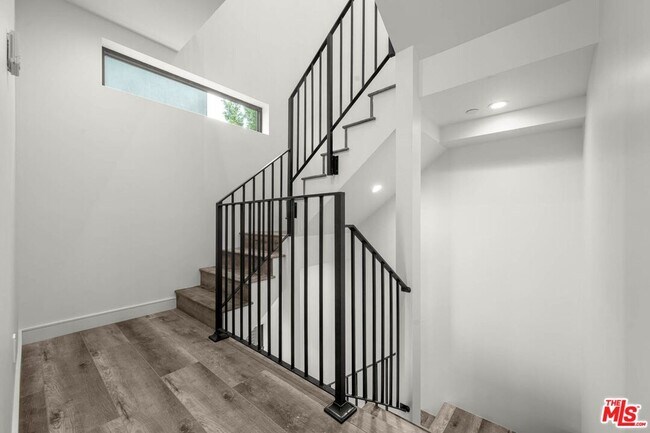 Building Photo - 1920 S Sherbourne Dr