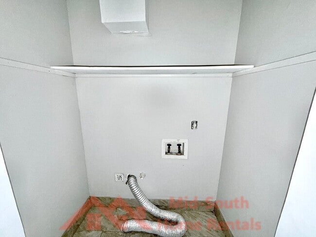 Building Photo - 7029 Tree Line Cove