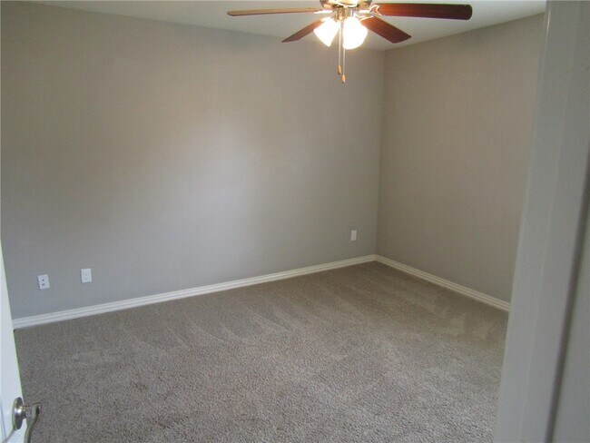 Building Photo - 4200 SW Rhinestone Blvd