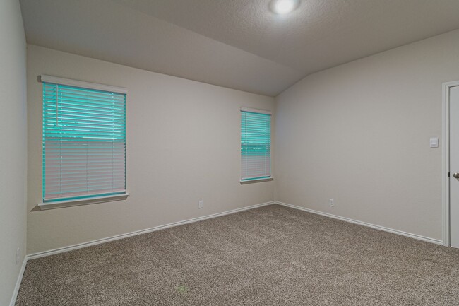 Building Photo - $300 OFF 1ST MONTH RENT IF YOU MOVE IN WIT...