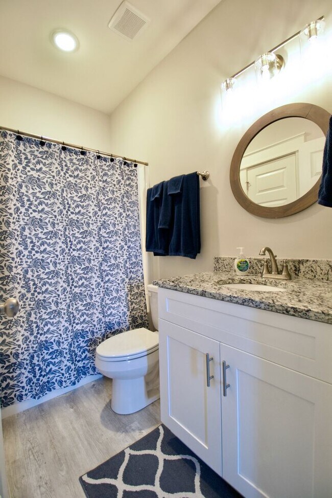 Building Photo - 3 Bed 3.5 Bath Luxury Townhome in Convenient Location!