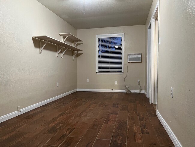 Building Photo - 2556 W Ramona Rd