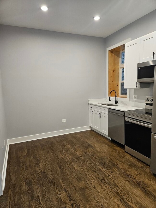 Building Photo - 831 S Western Ave