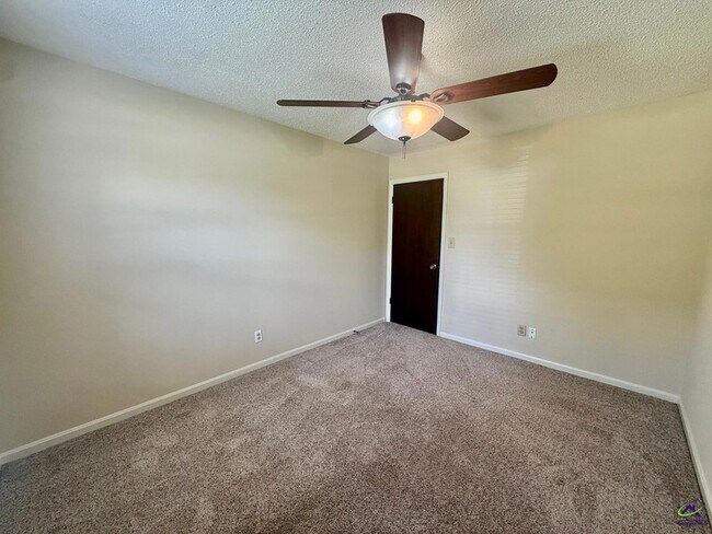 Building Photo - 104 Water Dr