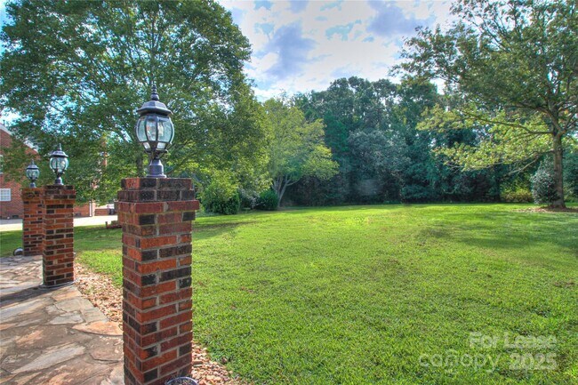 Building Photo - 1222 Weddington Hills Dr