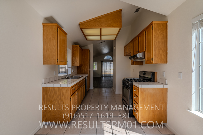 Building Photo - Beautiful Antelope Home - Available Now!