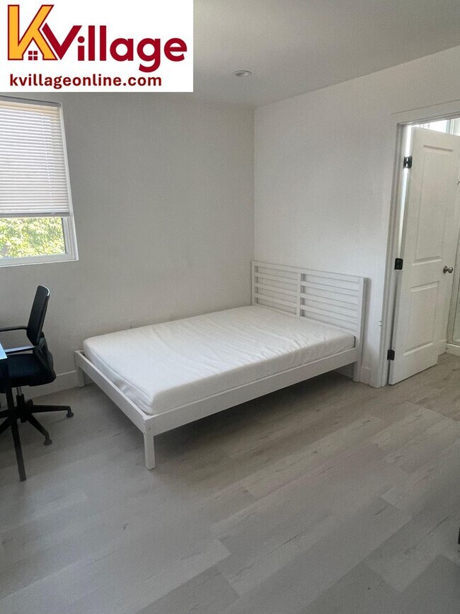 Building Photo - Affordable Bedroom and Bathroom near USC