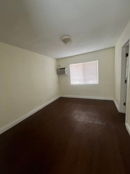 Building Photo - 413 W Van Buren Ave