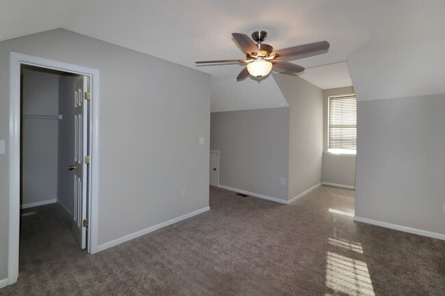 Building Photo - Light and bright 3 bedroom 2 bath townhome...