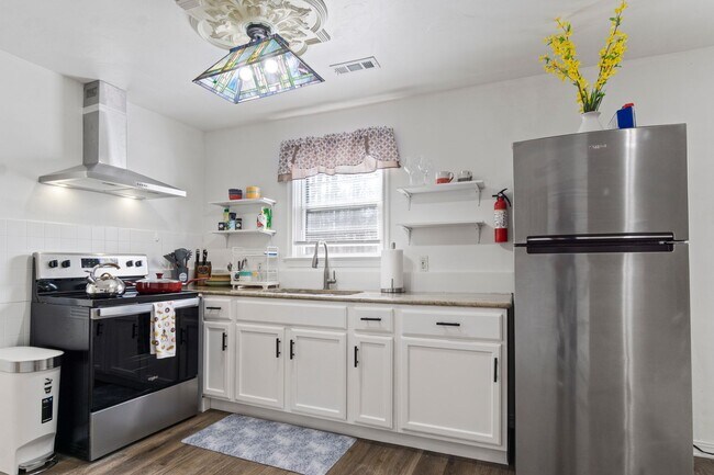 Building Photo - All-Inclusive 2BR/2BA in Williamsburg – Updated, Cozy & Move-In Ready!