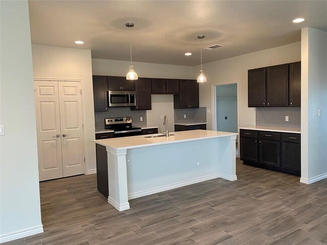 Building Photo - 525 CR 306