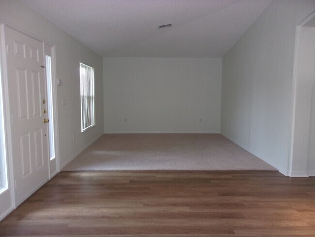 Building Photo - 14237 Spring Hill Dr