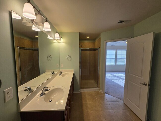 Building Photo - Classic & Comfortable West Durham Townhome with Timeless Design