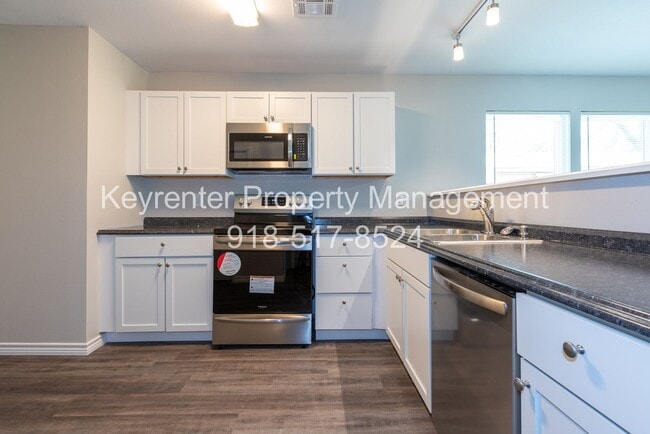 Building Photo - 4 Bedroom 2 Bath + Updated
