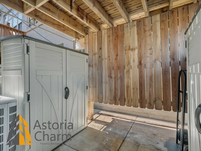 Building Photo - Classic Brick Rowhome with Rooftop Views