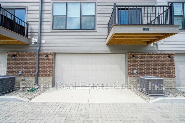 Building Photo - 673 Golborne St