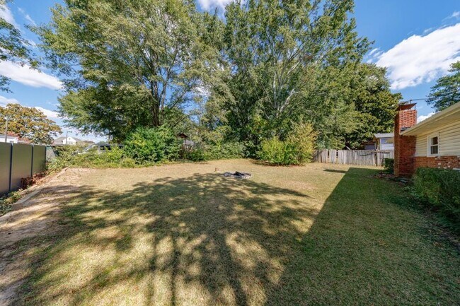 Building Photo - 1238 Lindenwood Ln NE