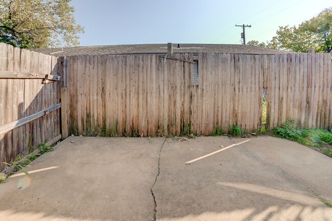Building Photo - 1314B N Irvington Ave