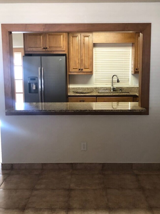 Building Photo - Mid town newly updated home!