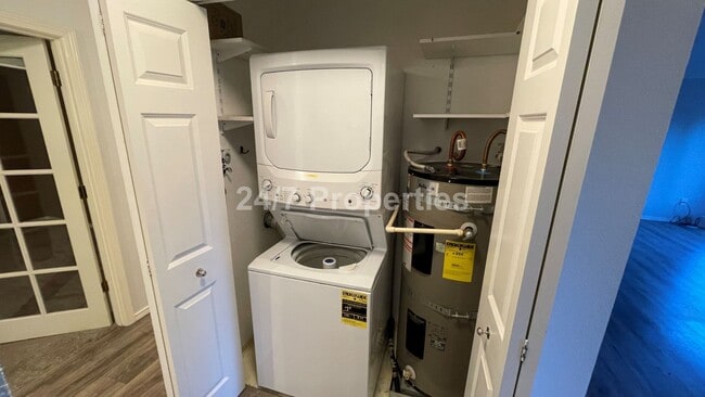 Building Photo - Lovely 2 BD | 2 BA Condo with Balcony - We...