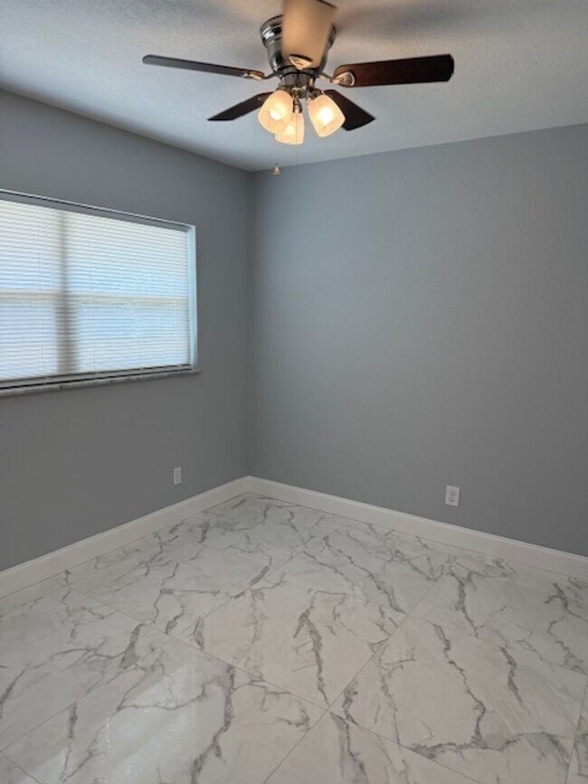 Building Photo - 2 Bed 1 Bath Duplex in Orlando for Rent